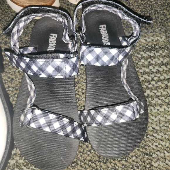 6 little girls size 1 shoes/sandals - Picture 5 of 7